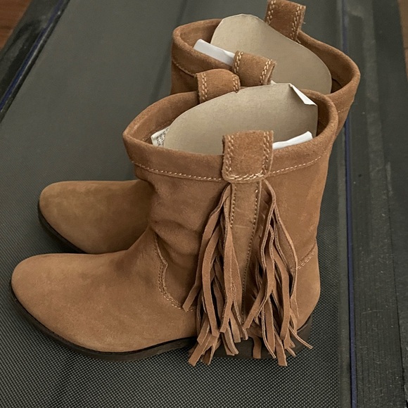 Shoes - Like New Never Worn Suede Leather Fringe Ankle Boots Size 6 in Tannish Brown